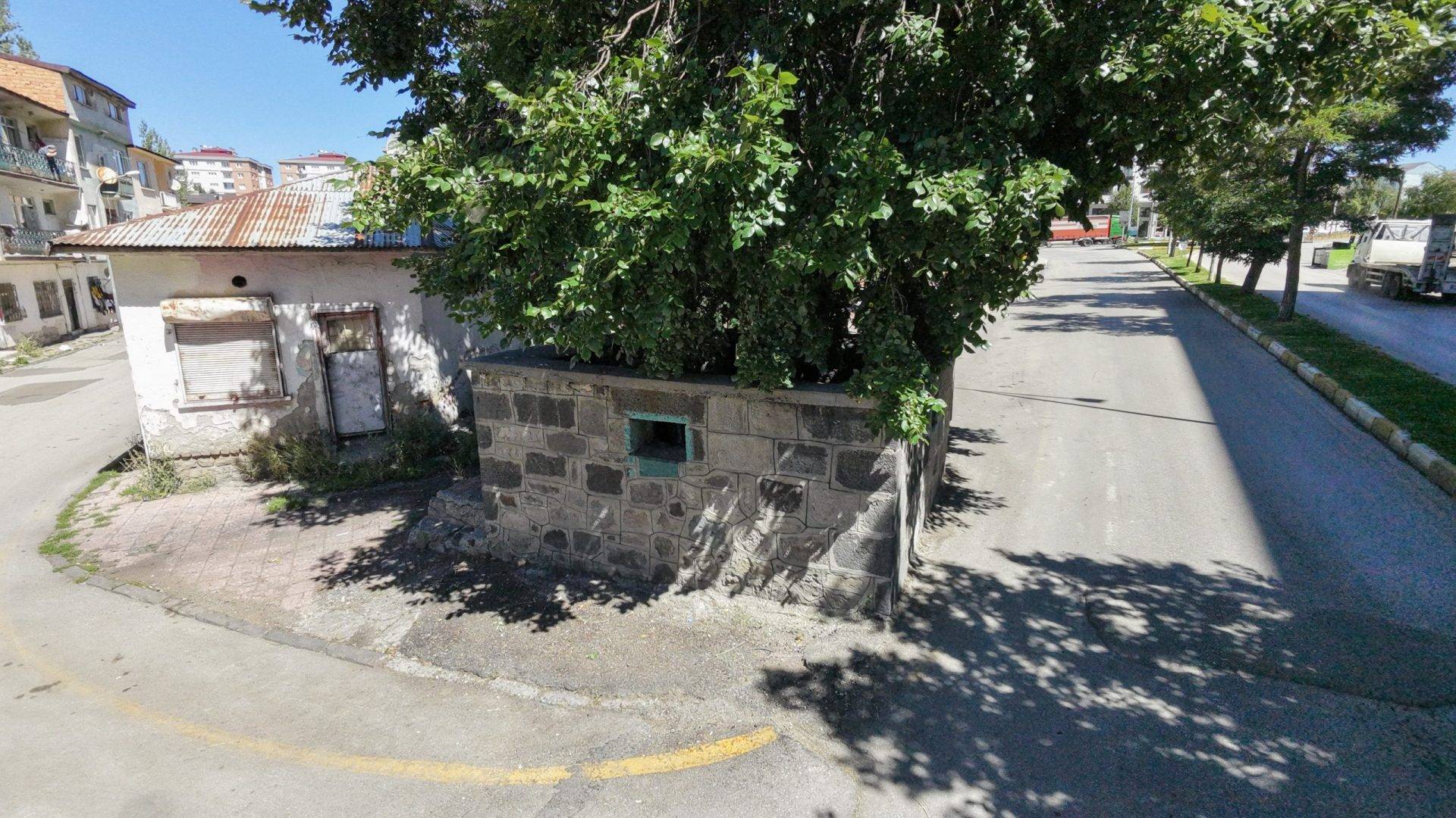 Erzurum’da şifa arayanlar Öksürük Baba ve Tükürük Nene türbesini ziyaret ediyor