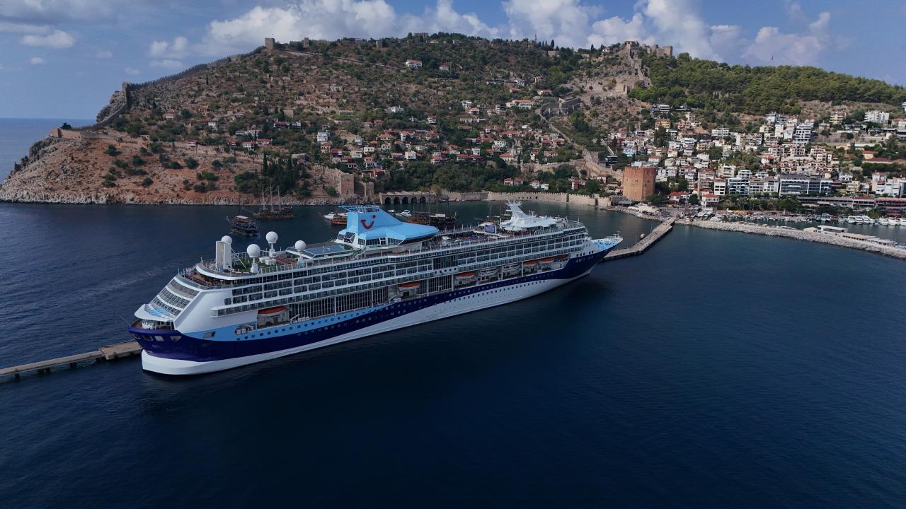 264 metrelik dev gemi Alanya'ya yanaştı! Bin 765 turist ilçeye akın etti