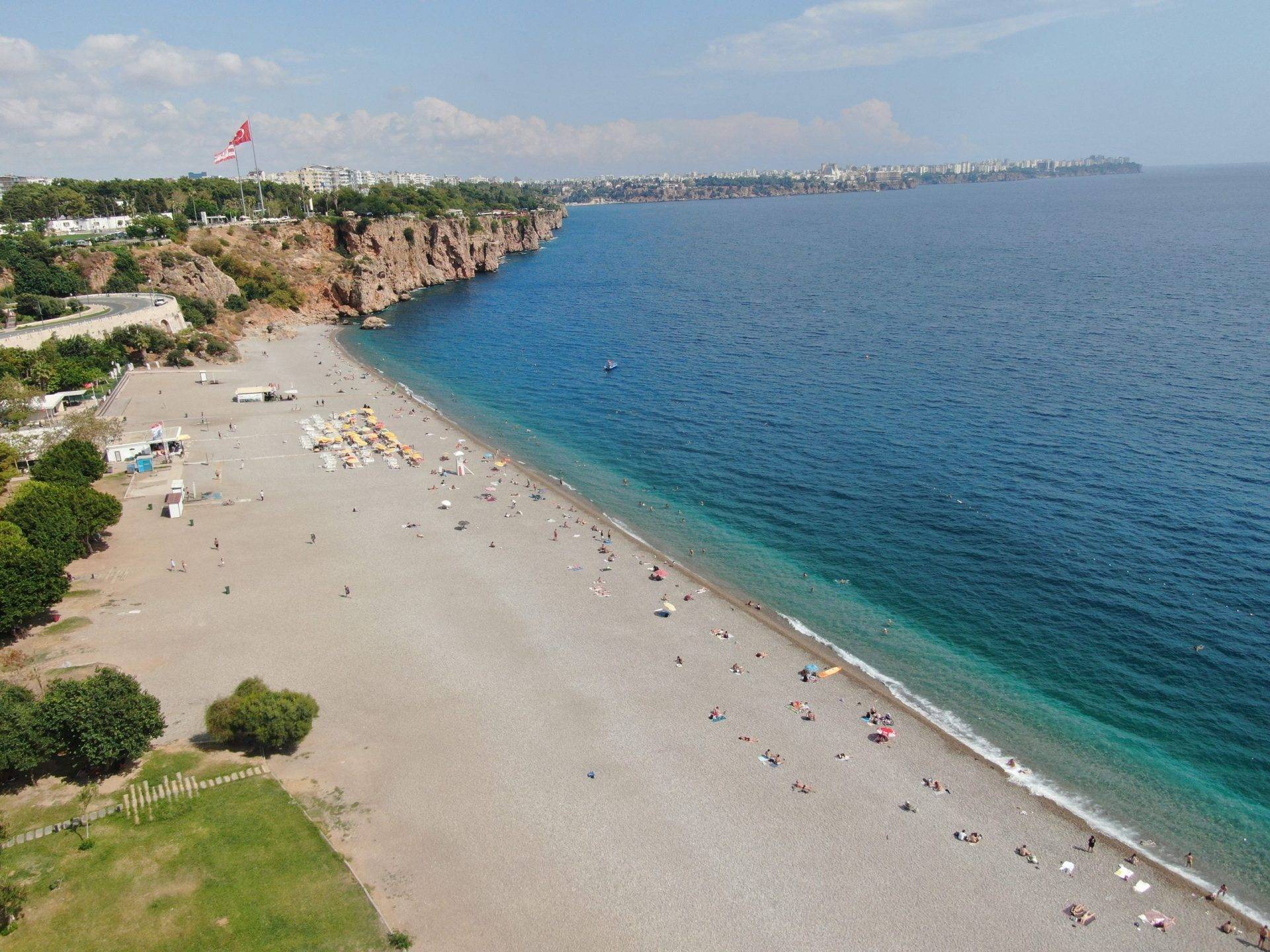 Antalya’da plajlar sonbaharda da doldu: “En güzel dönemini yaşıyoruz”