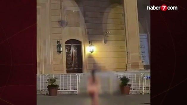 Cami önünde soyunup dans edip idrarını yaptı