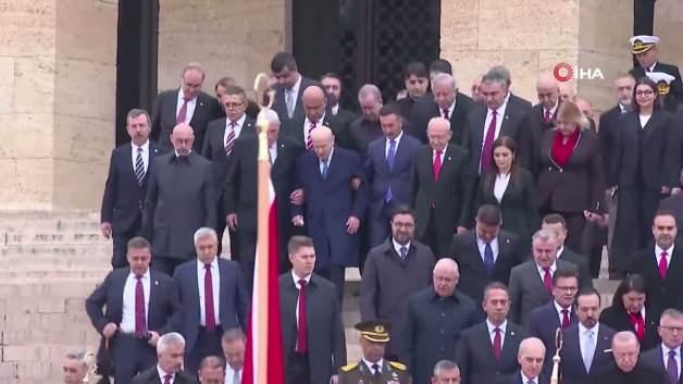 Anıtkabir'de çarpıcı anlar kamerada! Müsavat Dervişoğlu, Bahçeli'nin koluna girip...