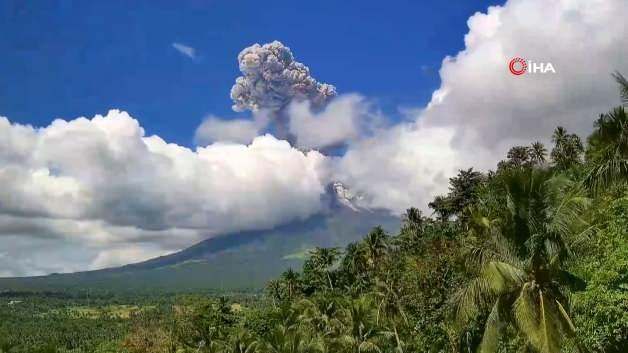 Filipinler'deki Mayon Yanardağı kül püskürttü