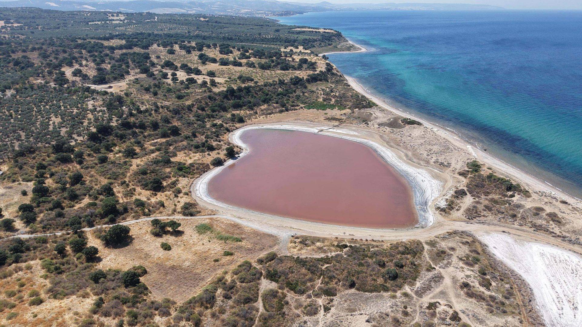 Dünyada az sayıda var! Çanakkale’de kalpli göl pembeye büründü