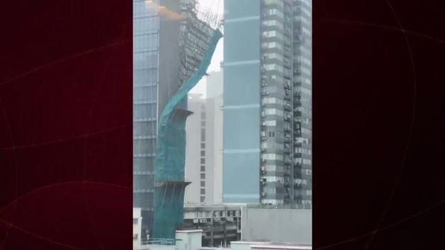 Hong Kong'da dev iskele kağıt gibi yıkıldı: O anlar kamerada