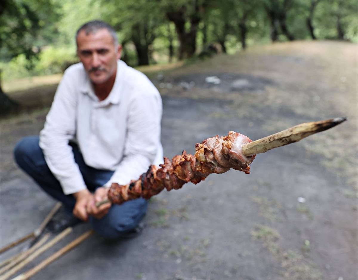Fındık dallarında pişen, tek baharatlı Tokat lezzeti: Muhat kebabı