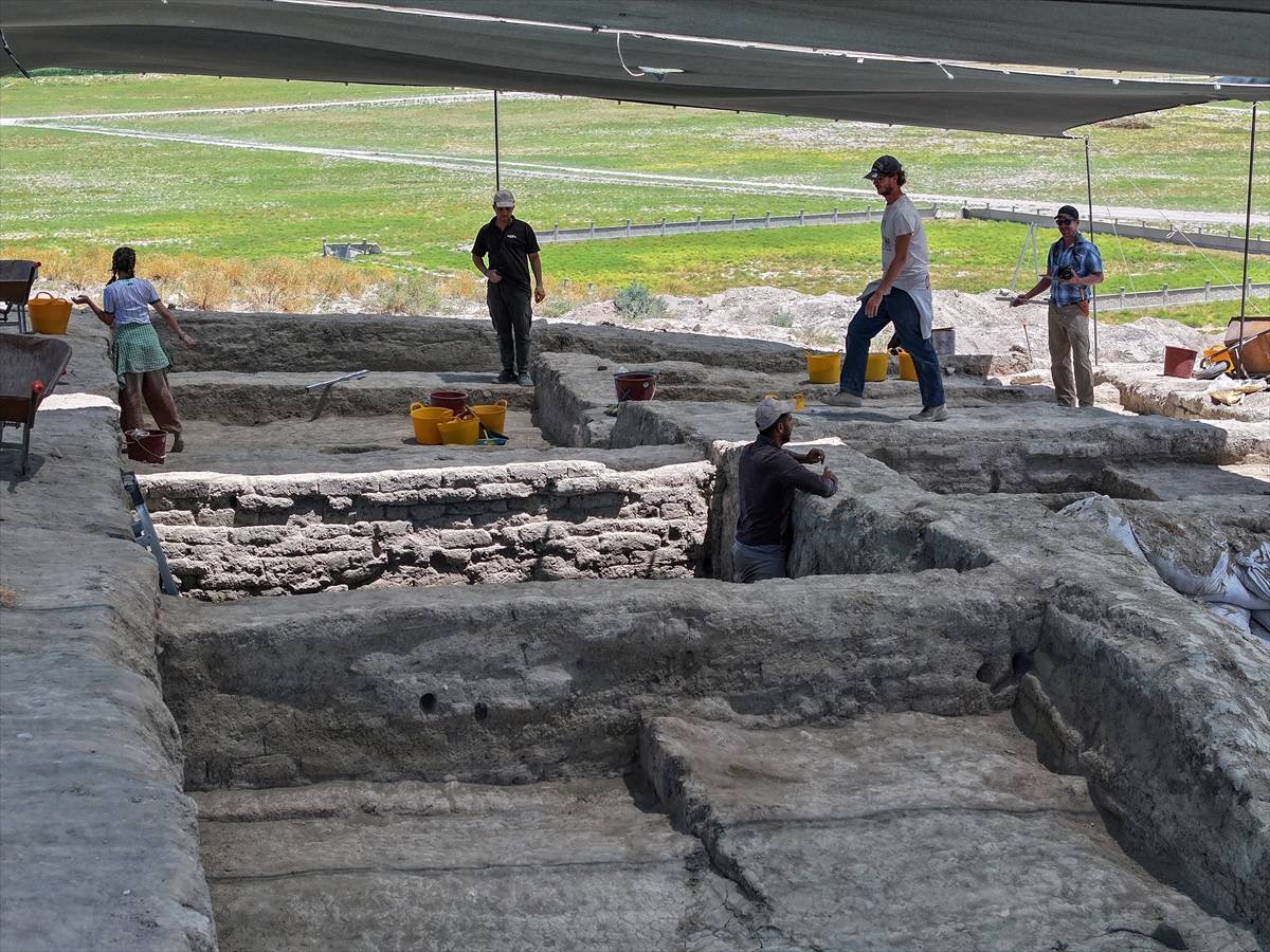 Bir benzeri Almanya’da! Altın muska Konya’daki kazılarda ortaya çıktı