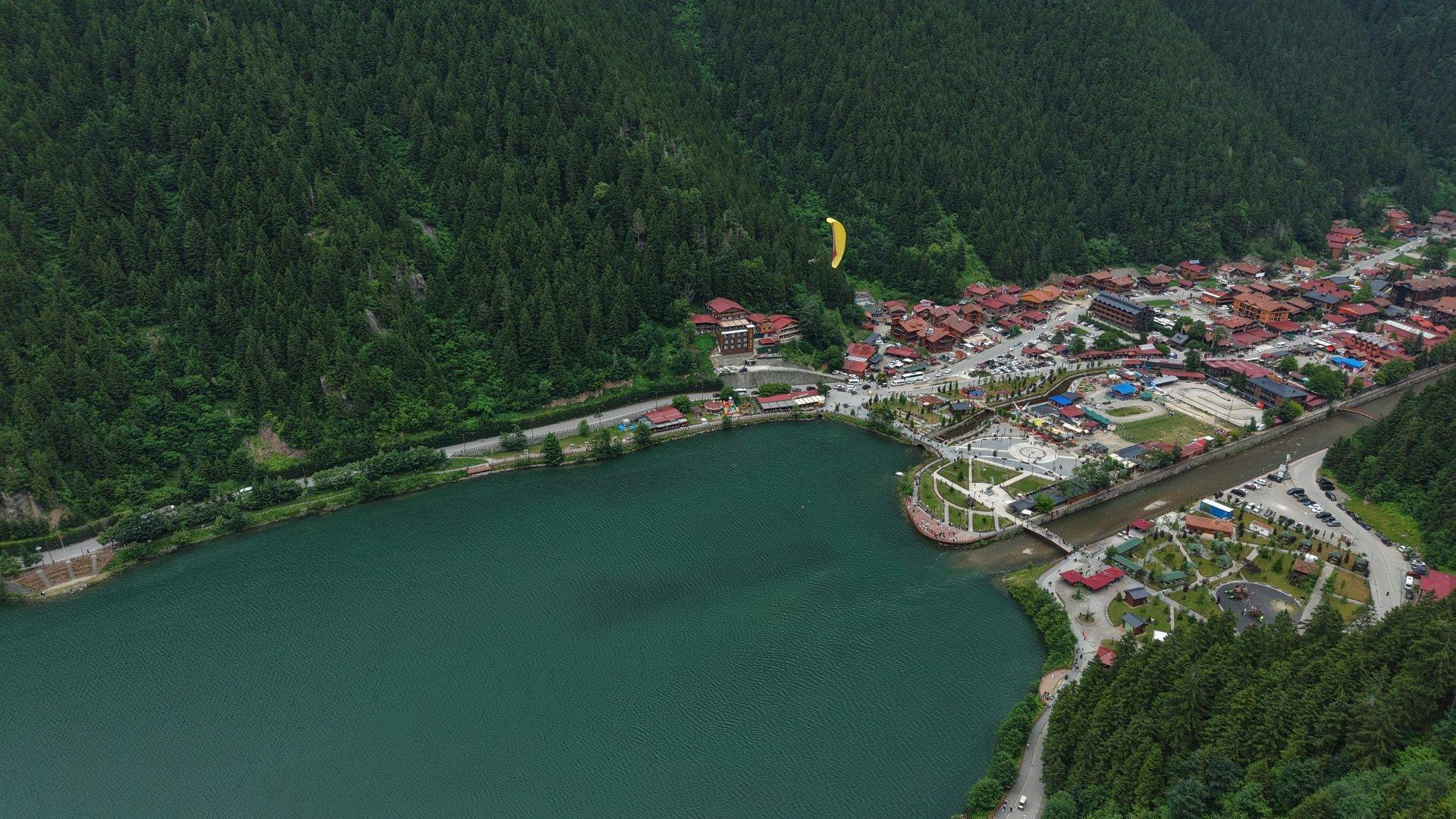 Uzungöl’de adrenalin tavan yaptı: Turistlerden yamaç paraşütüne yoğun ilgi