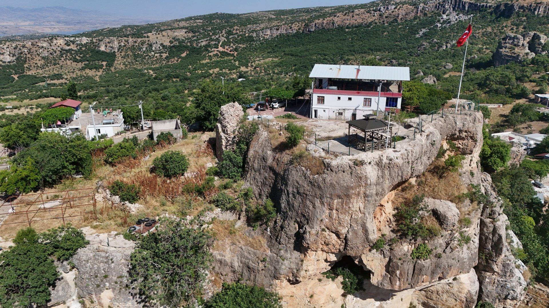 Üstü ev, altı kale! 1800 yıllık kale duvarlarındaki figürler ile dikkat çekiyor