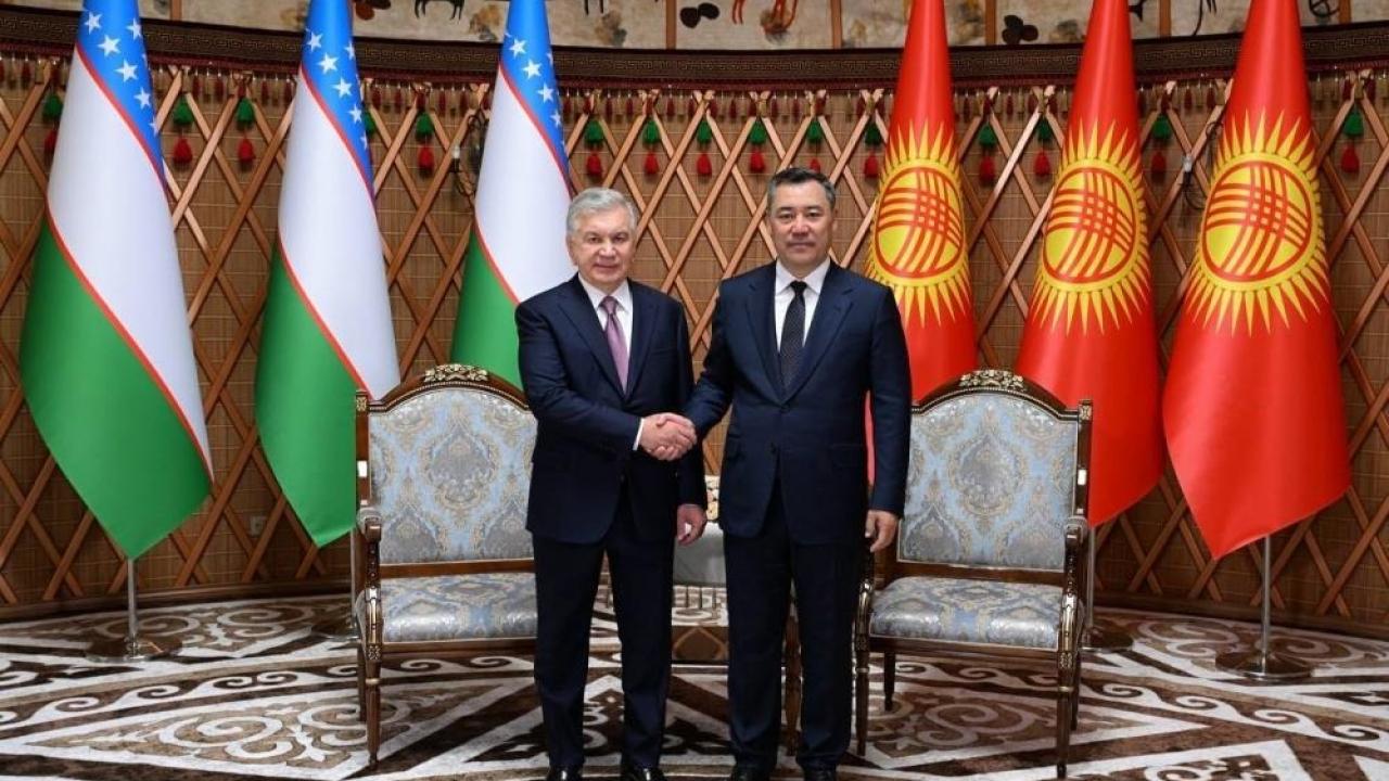 Caparov Mirziyoyev'e Manas Devlet Nişanı takdim etti