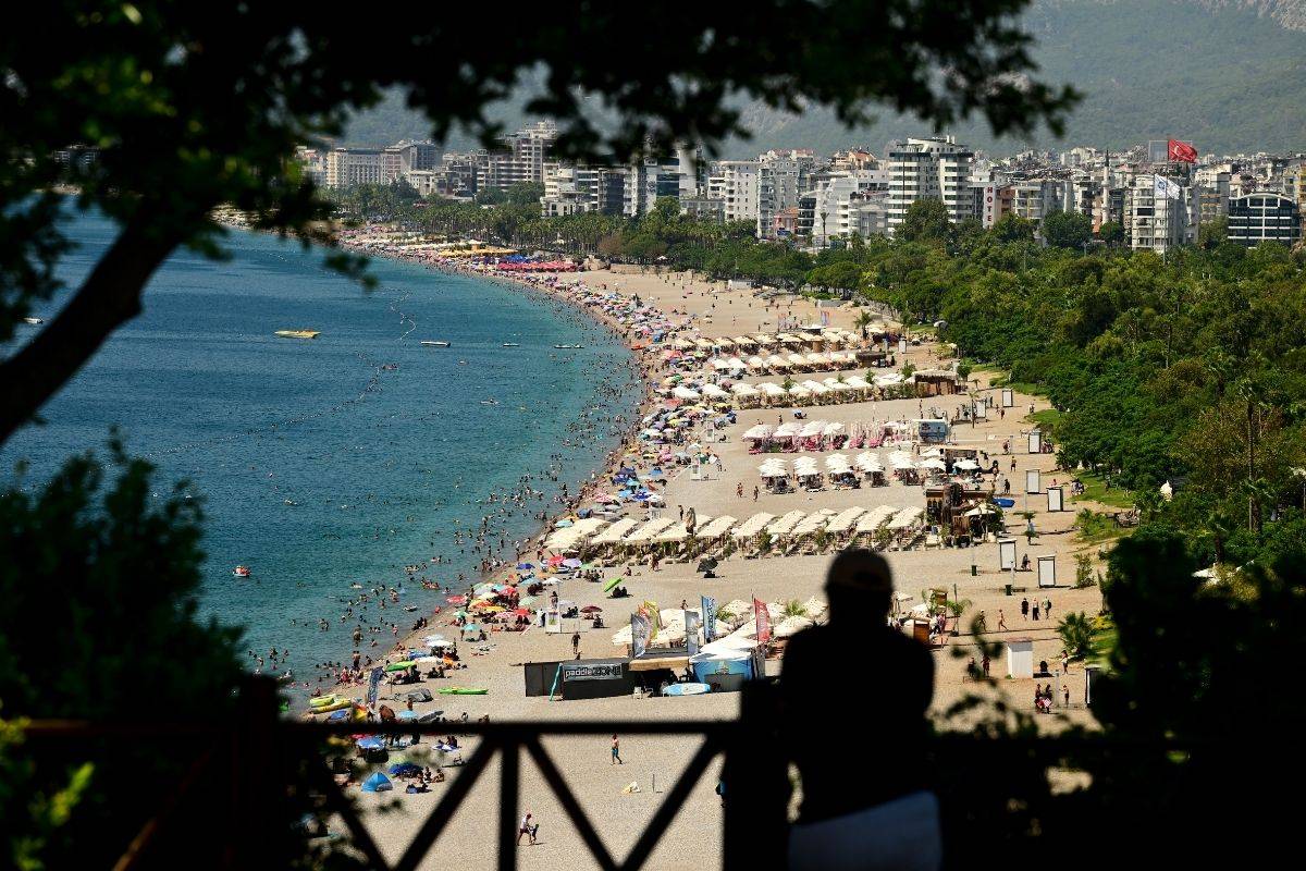 37 derece sıcaklıkta Antalya sahilleri doldu taştı
