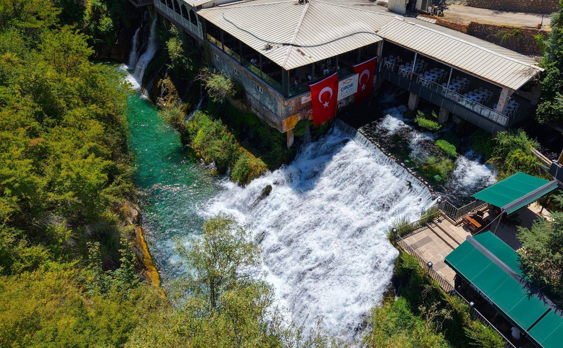 Elazığ’ın turkuaz güzelliği Çırçır Şelalesi yerli ve yabancı turistlerin ilgi odağı oldu