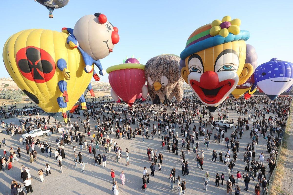 Kapadokya semaları figürlü balonlarla renklendi
