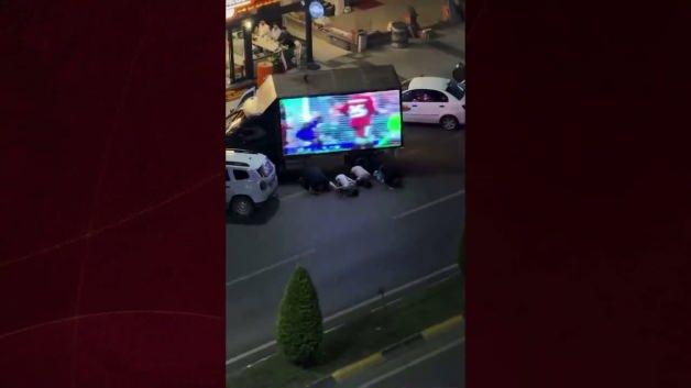 Trabzonspor taraftarları dev ekrandaki Salah videosunun önünde secde etti