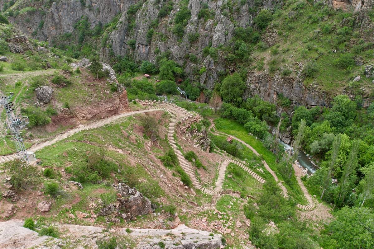 344 basamakla ulaşılan doğa harikası! Yeryüzünün Gözyaşı turistleri mest ediyor
