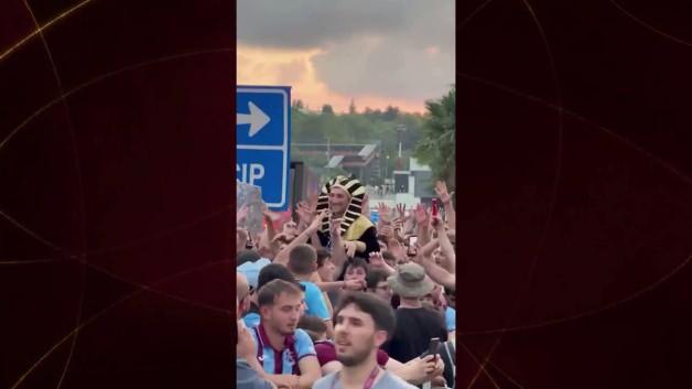 Mısırlı yıldıza Karadeniz işi karşılama: Havalimanı 3'lü ile inledi