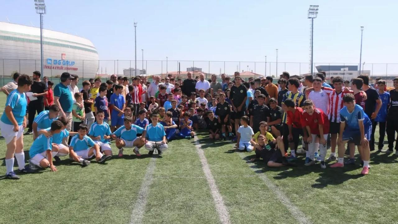 350 Kur'an kursu öğrencisi sahaya indi! Camiler arası turnuva başladı