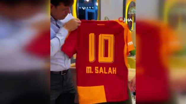 Forması çıkarılan gence Trabzon cephesinden özel Salah forması jesti!