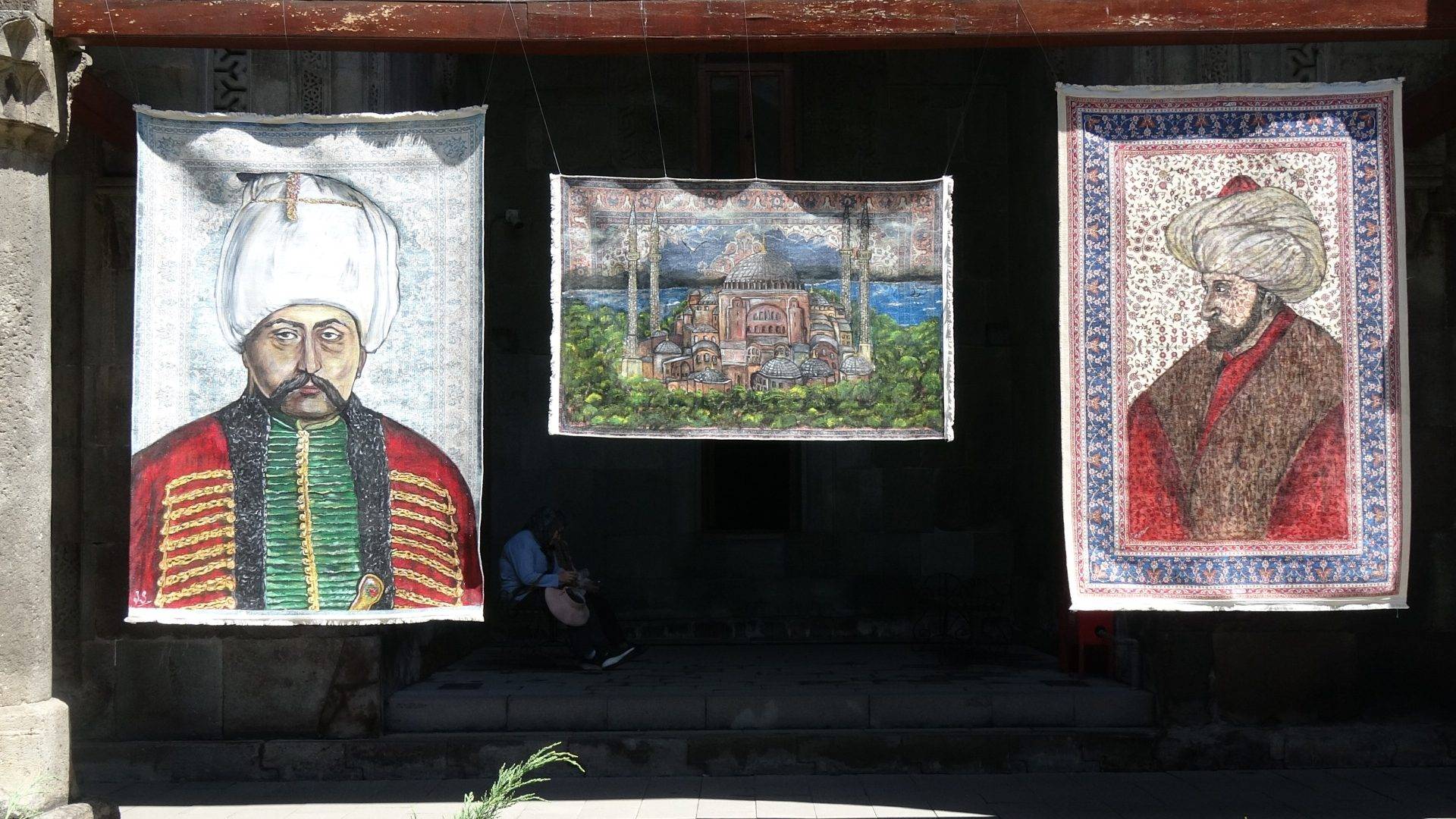 Türkiye’de sayılı isimlerden biri! Erzurum’da Türk kilimleri tuvale dönüşüyor