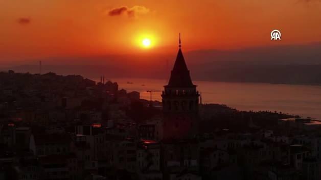 İstanbul'un harika gün doğumu görenleri huzur oluşturdu