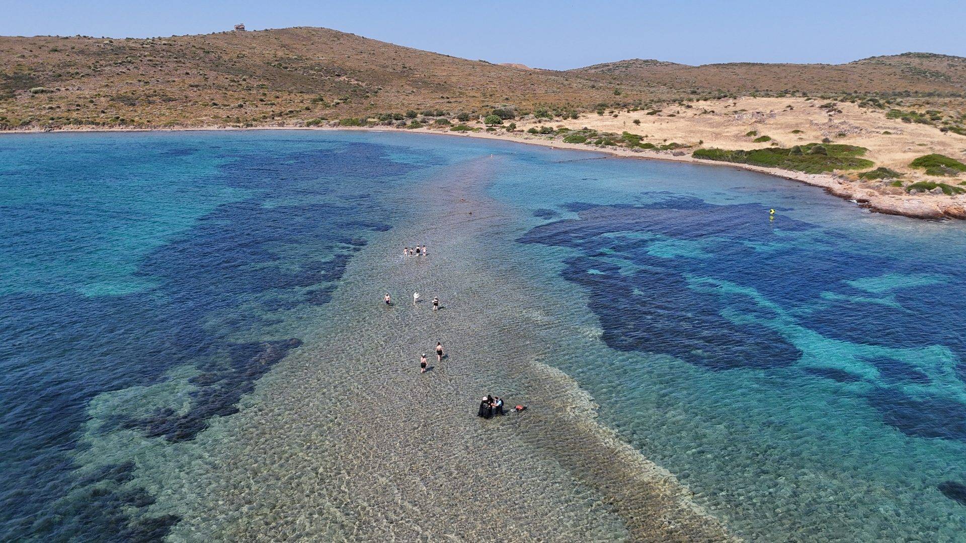 İki ada arasını yürüyerek geçiyorlar! Balıkesir’in Yalancı Boğaz’ı turistleri cezbediyor
