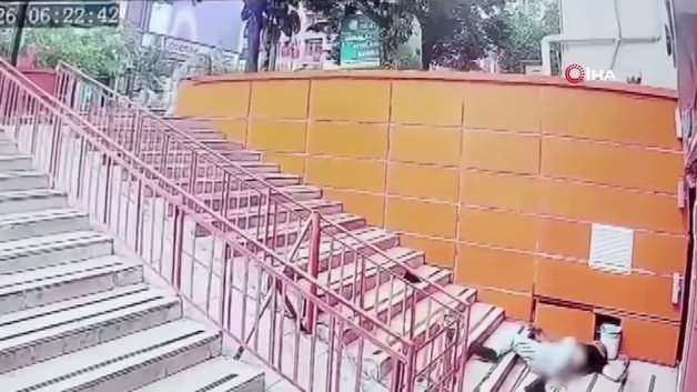 Beton blokta uzandı, dengesini kaybedip merdivenlere düştü