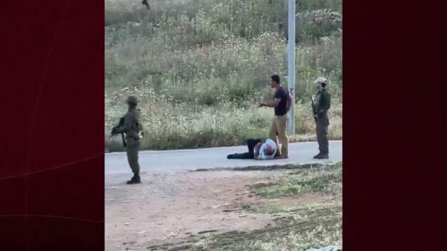 Batı Şeria'da Siyonist işgalcilerin zulmü kamerada! Kaçırıp gözlerini bağladılar