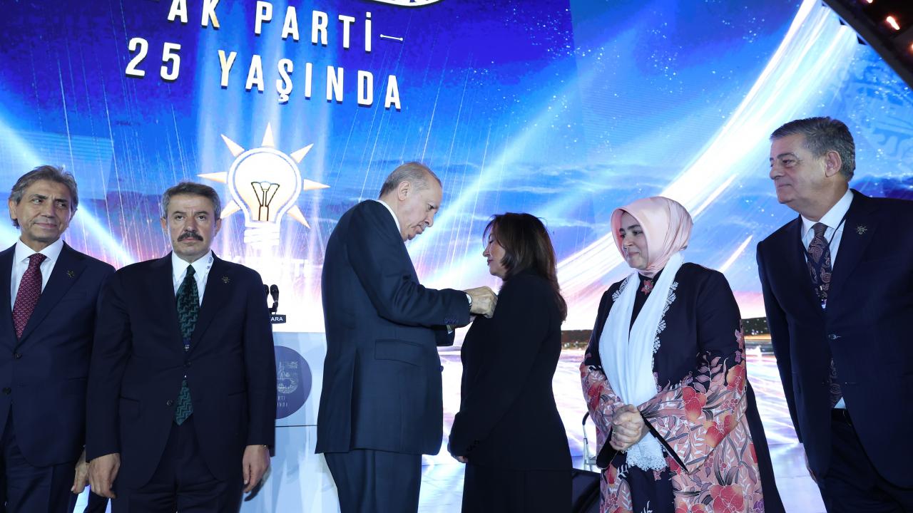 Erdoğan rozetini taktı, tarihe geçti! AK Parti’nin ilk Süryani Başkanı