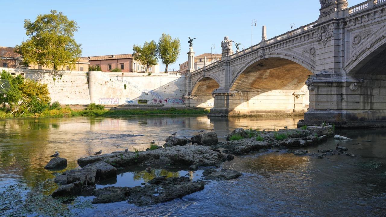 Roma’da Tiber Nehri çekildi, 2 bin yıllık tarih ortaya çıktı!