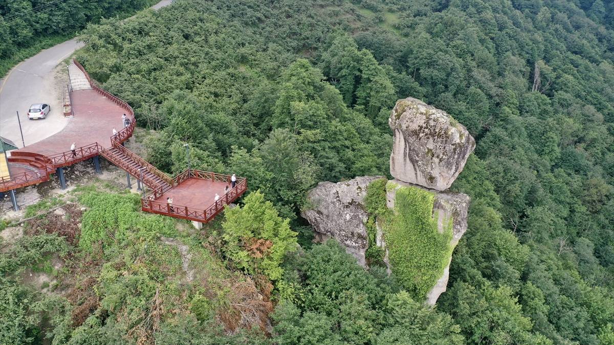 El ile koyulmuş gibi: Giresun’daki Gelin Kayası ziyaretçileri şaşırtıyor