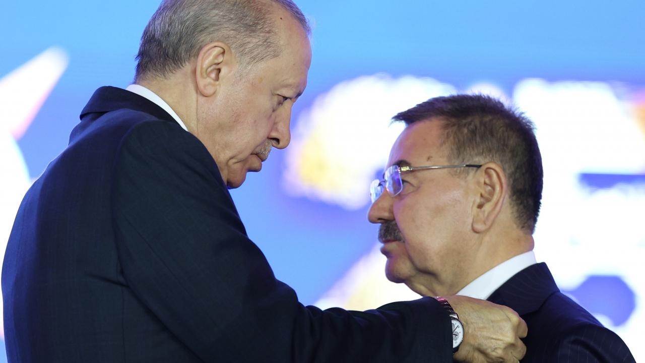 Rozeti Erdoğan taktı, ilk ziyaretİ teşkilata yaptı