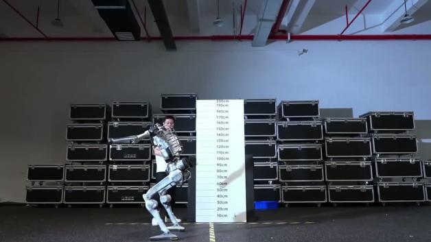 İnsansı robot Superman hızı ve sıçrama yeteneğiyle dünya rekorlarını geride bıraktı