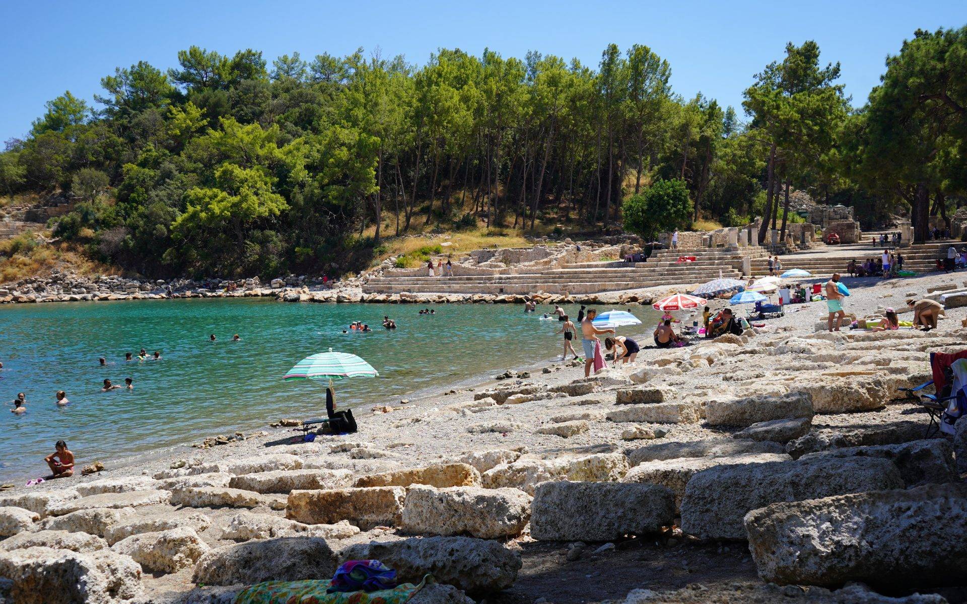 Binlerce yıllık tarihi kalıntılar arasında yüzme keyfi sunan Phaselis’e ilgi artıyor