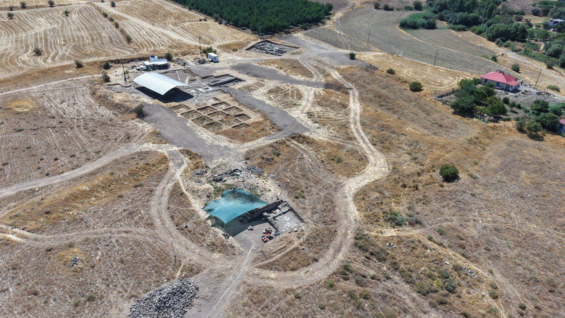 Tarlada fidan dikerken bulunmuştu: Elazığ’da hamam, kilise ve çocuk mezarı ortaya çıkarıldı