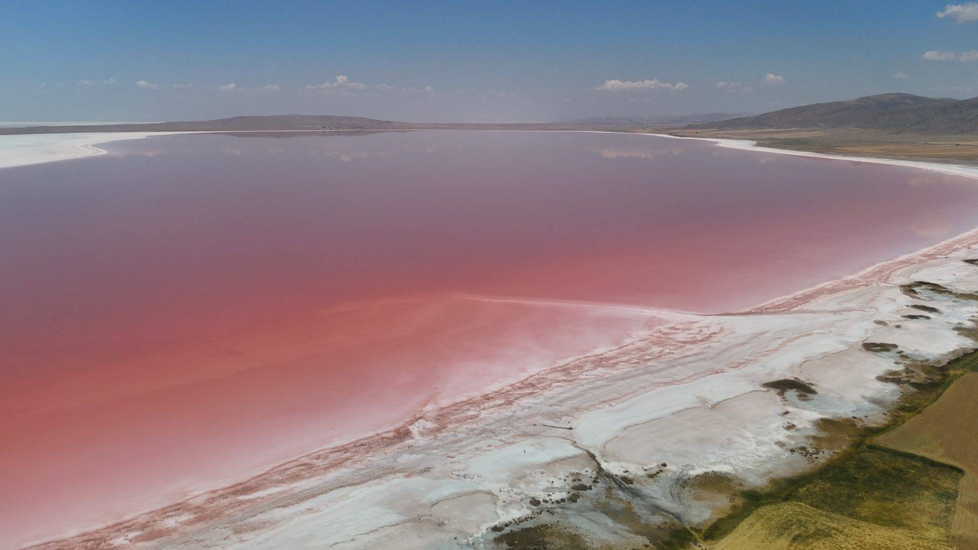 Kışın buz mavisi, yazın pembe renkte! Şifa arayan Tuz Gölü’ne akın etti