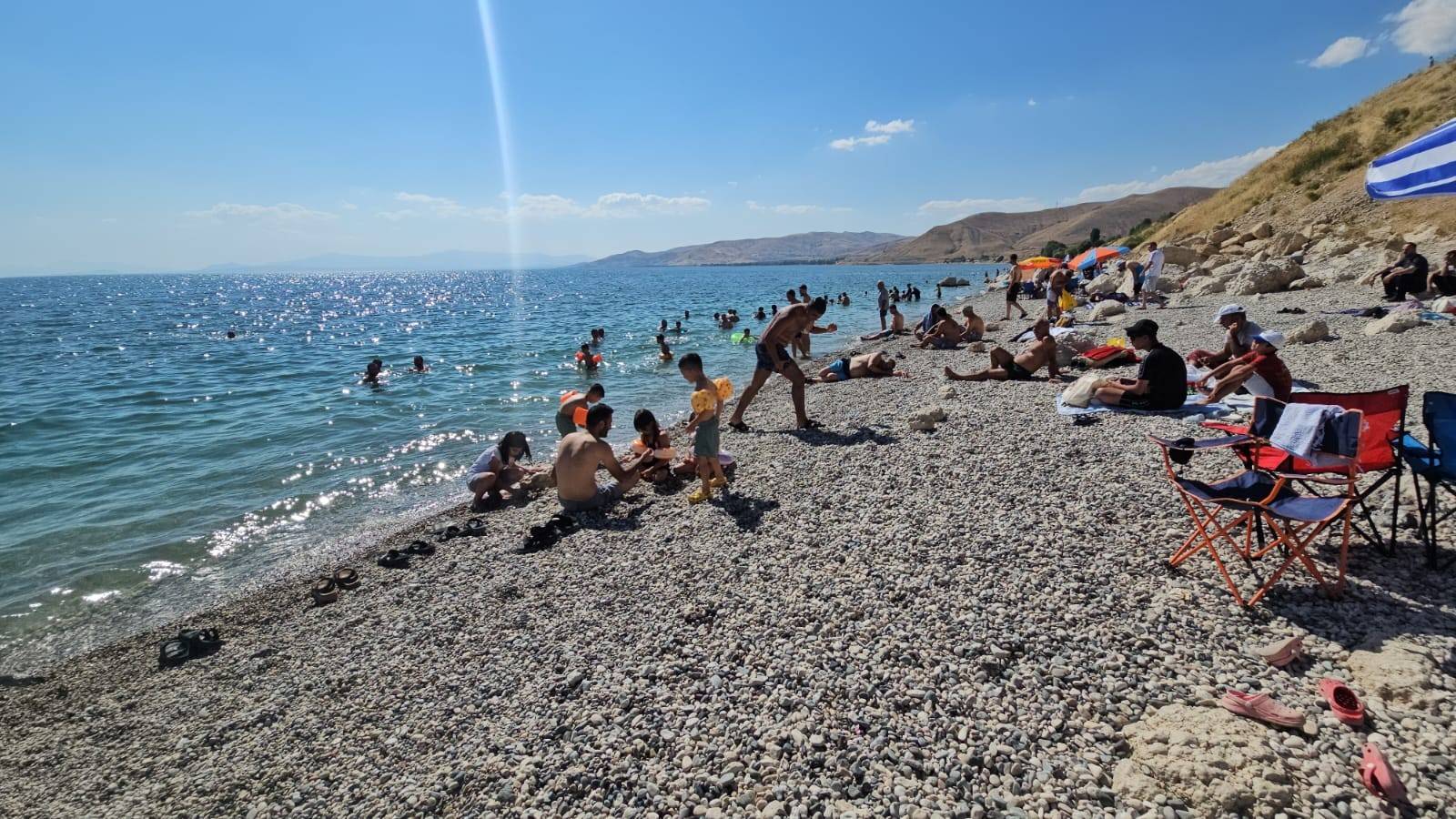 Van Gölü’nün sodalı sularına ilgi yoğun: Adilcevaz sahilleri doldu taştı