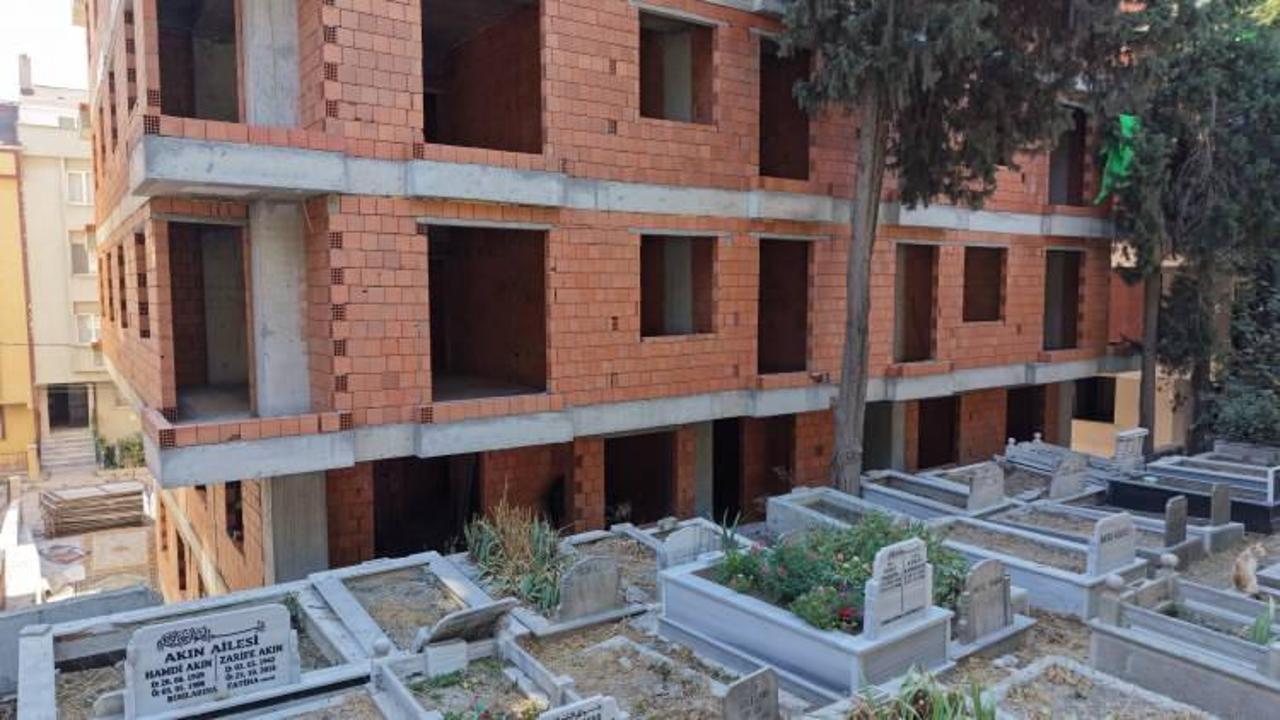 Avcılar’da görenleri şaşkına çeviren görüntü! Yeni binalar mezarlıkla adeta iç içe