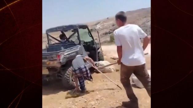 Batı Şeria'da insanlık dışı şiddet: Siyonist Yahudi Filistinliye saldırdı!