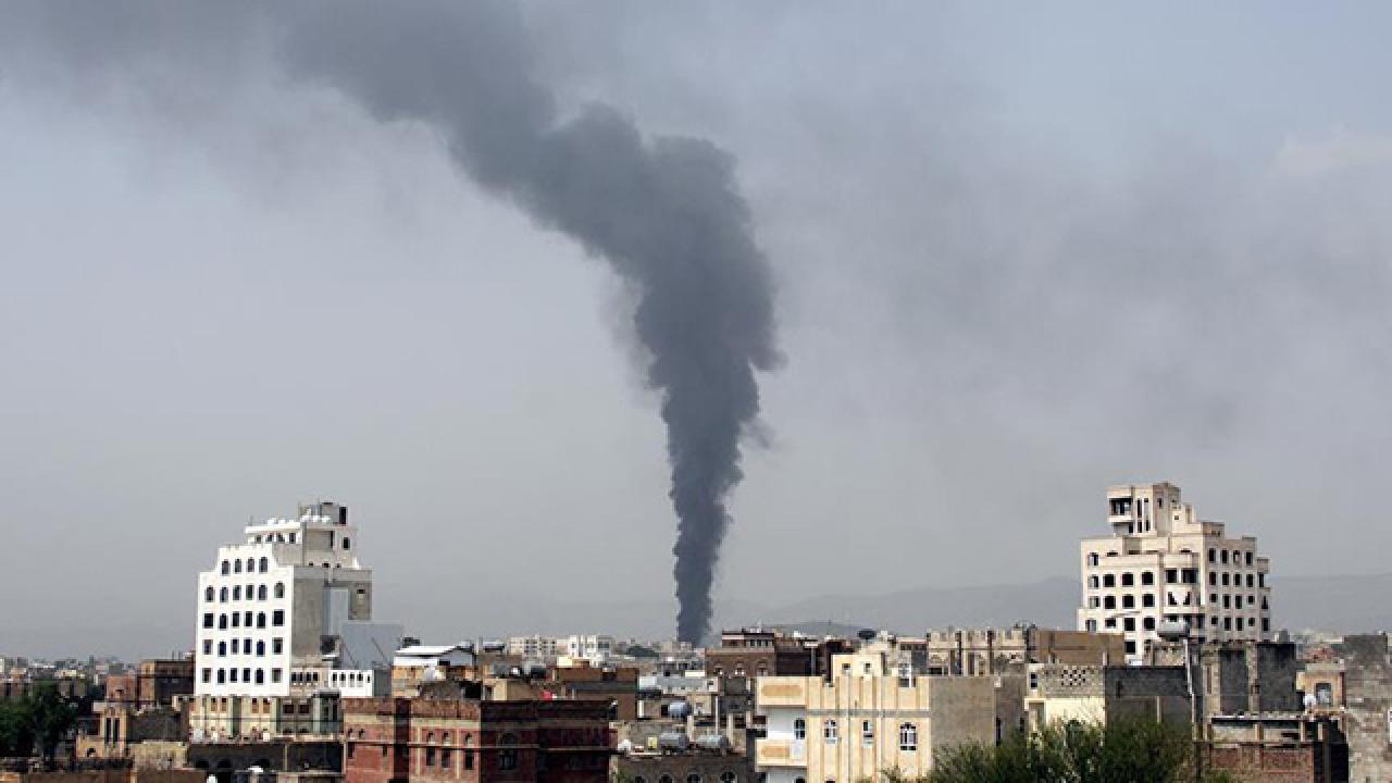 Yemen'de sivillerin olduğu lokanta vuruldu