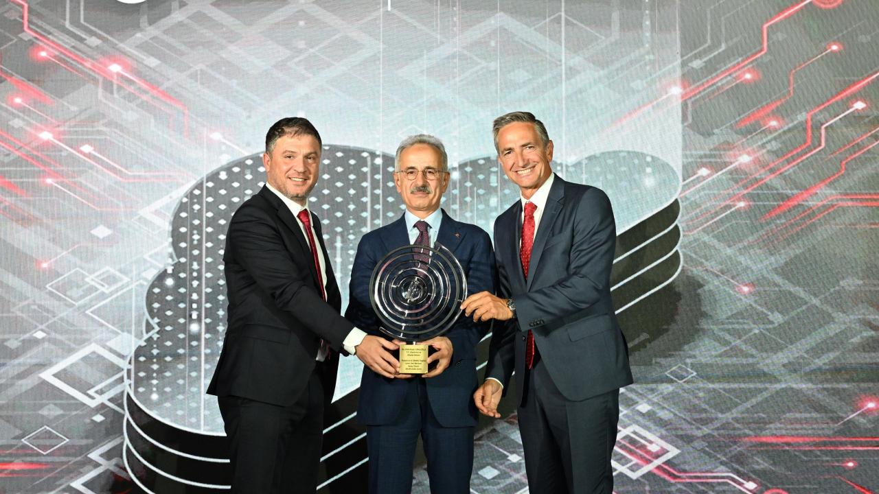 Vodafone, DAMAC Digital iş birliğiyle İzmir Veri Merkezi’nin ilk fazını yaklaşık 100 milyon dolarlık yatırımla hizmete açtı