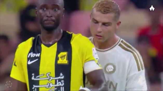 Rakibin taktik notunu okumaya çalışan Ronaldo kameralara yakalandı