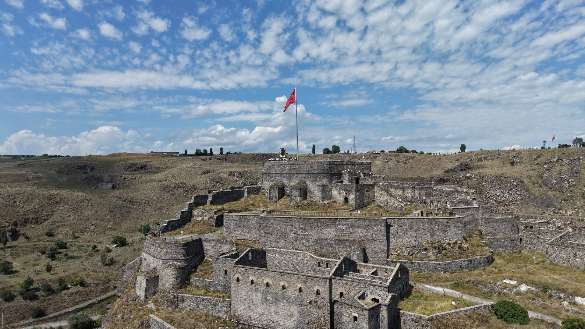 Kars’ın zirvesinde ilk günkü görkemiyle: Kars Kalesi ziyaretçilerden ilgi görüyor