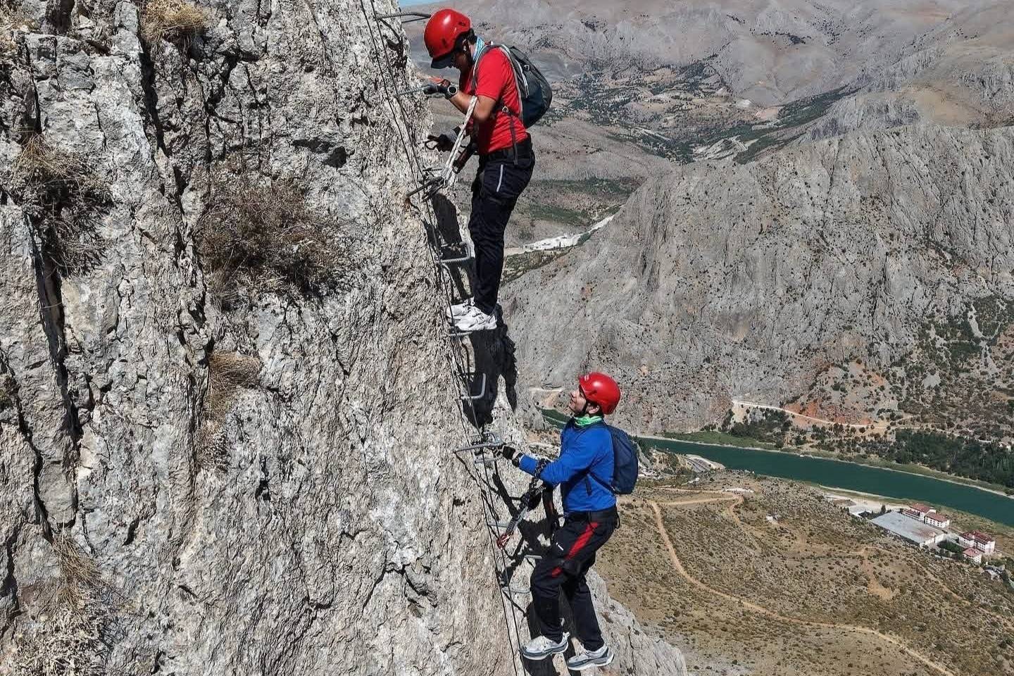 Cennete Açılan Kapı’ya giden korkutucu tırmanış: Via Ferrata parkuruna yoğun ilgi