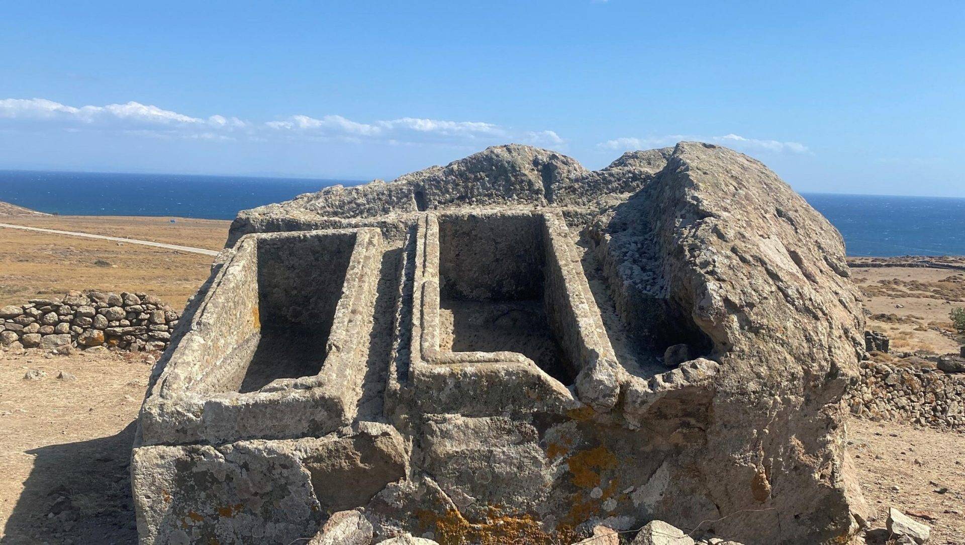 Çanakkale’de devasa kayalara oyulan ikiz lahit merak uyandırıyor