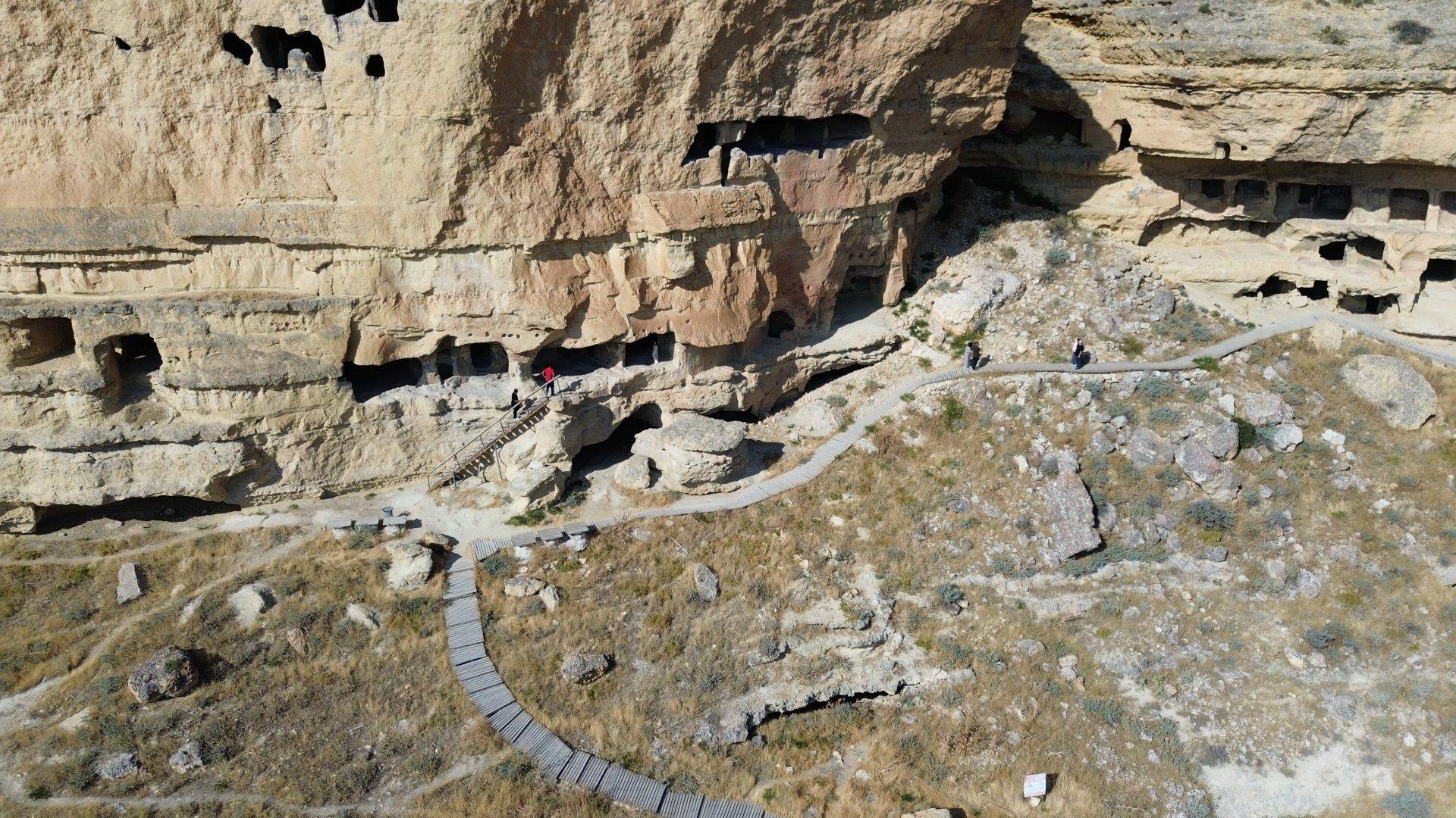 Tamamı insan eliyle oyuldu! Karaman’daki 5 katlı tarihi mağaralar görenleri şaşırtıyor
