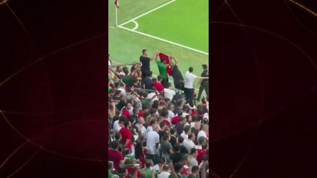 Amedsporlu bir taraftar tribünde Türk bayrağını açıp öptü