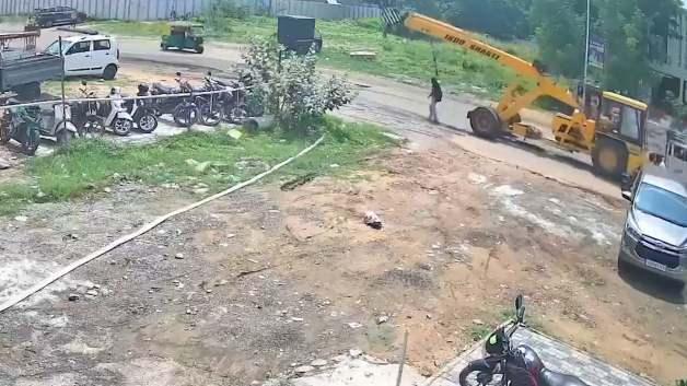 Hindistan’da kan donduran ihmal: Okula giden kızın üzerinden vinç geçti!