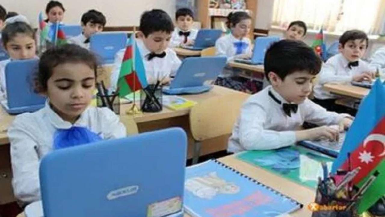 Azerbaycan'dan laiklik vurgulu okul kıyafeti düzenlemesi
