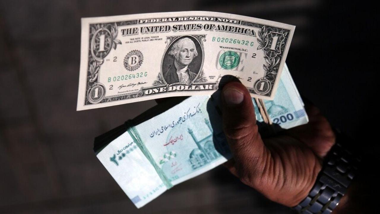 İran'da dolar serbest piyasada tarihinin en yüksek seviyesine çıktı