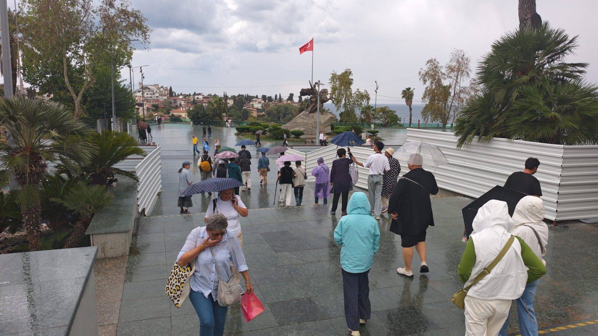 Sağanak yağış turistleri durduramadı: Antalya’da geziler şemsiyeli devam etti