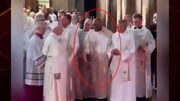 Eli havada kaldı! Papa 14. Leo Fransa ziyaretinde siyahi rahibi görmezden geldi